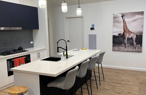 Golden Square House | Modern 4 bedroom house -5 minutes to Bendigo cbd