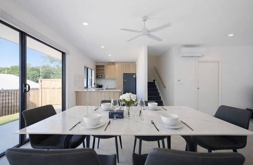 Bundamba House | Modern 4BR Townhouse Near Transport & Shops
