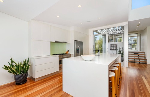 North Curl Curl House | Modern Beach House with swimming pool and very close to the beach