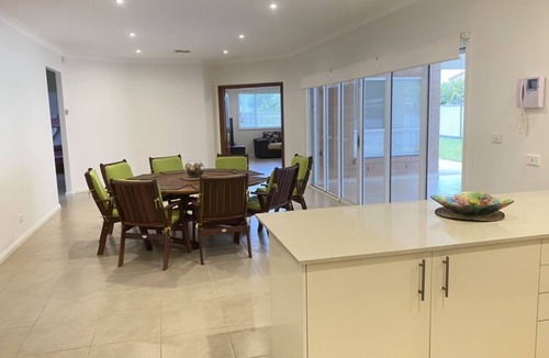 Maloneys Beach House | Modern Beach House Maloneys Beach (near Batemans Bay) - 2 min walk to beach!