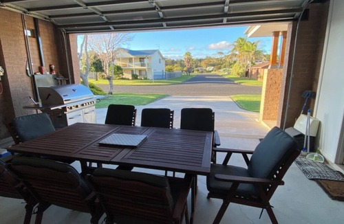 Maloneys Beach House | Modern Beach House Maloneys Beach (near Batemans Bay) - 2 min walk to beach!