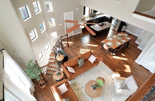 Montrose House | Modern Boho Chic - Downtown View - King Bed - 4BR