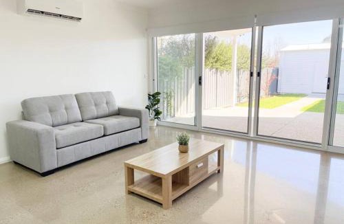 Wagga Wagga House | Modern Central Retreat 1