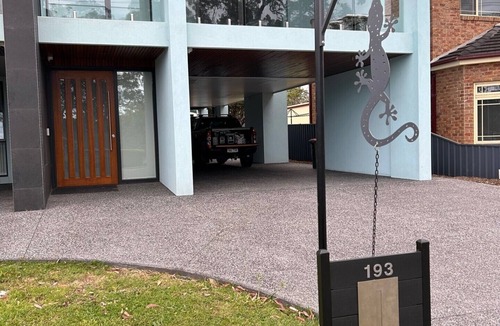 Sanctuary Point House | Modern Coastal 2-Bed Apartment- 5Min Walk to Paradise Beach & Local Shops.