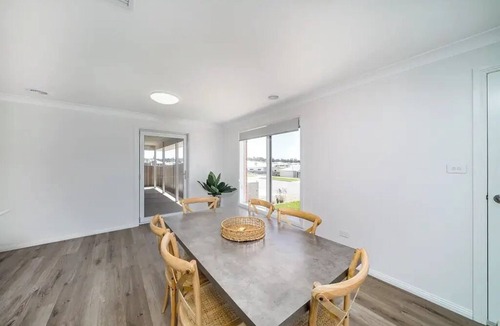 Gobbagombalin Apartment | Modern Escape in Quiet Neighbourhood