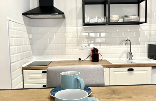 Capuchinos Apartment | Modern, functional studio 15 min from center with Wi-Fi and air conditioning