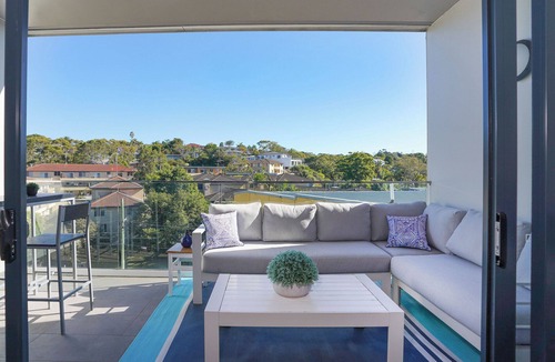 Dee Why Apartment | Modern Furnished Studio in heart of Dee Why | 5 minutes to Beach | Parking Inc