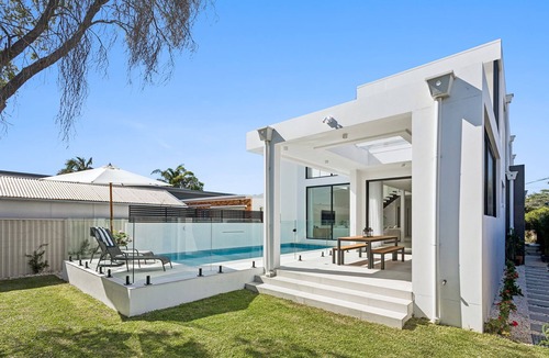 Sans Souci House | Modern Getaway in Sans Souci - 5 minutes to the Lady Robinson Beach!