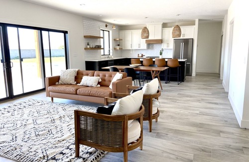 Desert Aire House | Modern Getaway with Community Pool near Golf, Boating & Gorge Concerts!
