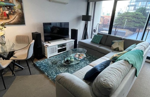 South Yarra Apartment | Modern Luxurious with private parking on premises and fast internet