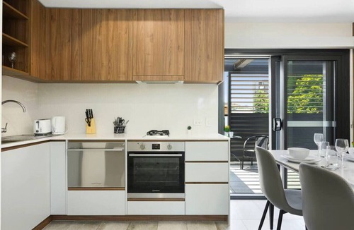 Marrickville Apartment | Modern Marrickville Studio | 10 Min Walk to Train