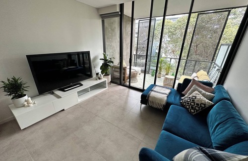 Waterloo Apartment | Modern one-bedroom apartment in Sydney - 20 minutes from Bondi Beach!