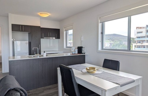 Wright Apartment | Modern & Relaxed Apartment, Great Views @Wright