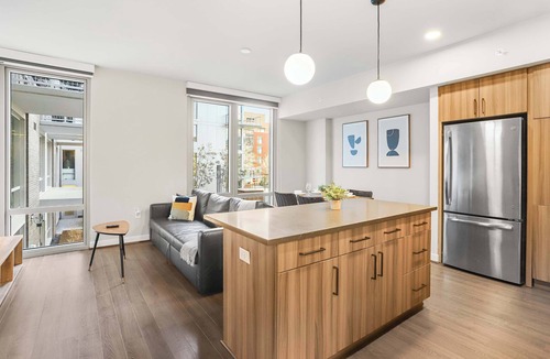 Clarendon Apartment | Modern Retreat with Easy Metro Access & Chic Gym