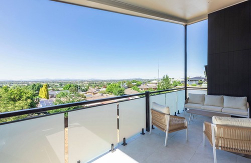 East Tamworth House | Modern Townhome with Views - AC - 3-Bed - walk to CBD - East Tamworth