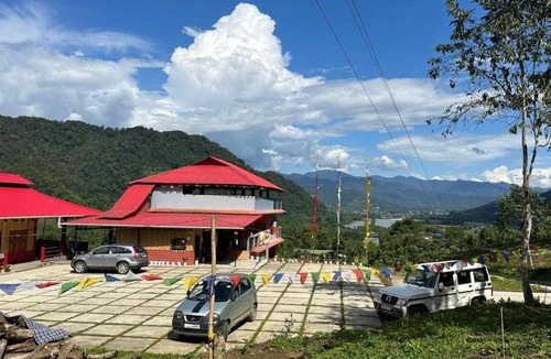Along House | Moom Homestay