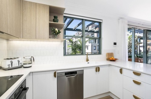 Spit Junction Apartment | Mosman - HARB5 - Harbour Street - Superb elevated apartment providing privacy and comfort