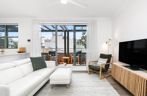 Spit Junction Apartment | Mosman - HARB5 - Harbour Street - Superb elevated apartment providing privacy and comfort