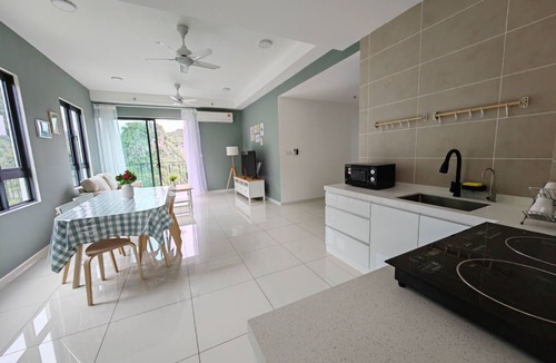 Ulu Kinta Apartment | Mountain & Theme Park Views' Cozy Suite