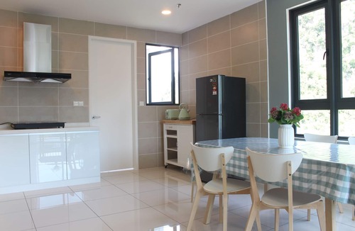 Ulu Kinta Apartment | Mountain & Theme Park Views' Cozy Suite