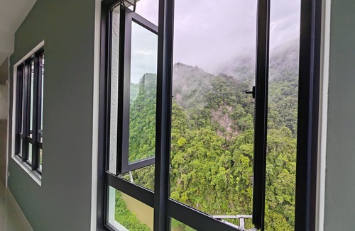 Ulu Kinta Apartment | Mountain & Theme Park Views' Cozy Suite