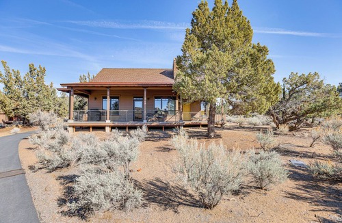 Powell Butte Cabin | Mountain-View Cabin Near Trails in Powell Butte!
