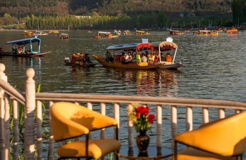 Dal Lake Boat Rental | Moustache Houseboat Srinagar