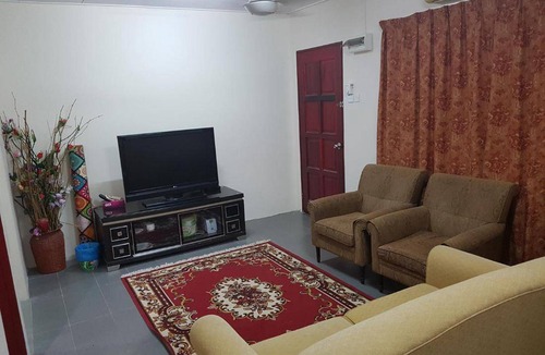 Merbau Sempak House | Mri Homestay Sg Buloh - 2 Br House with Centralised Private Pool