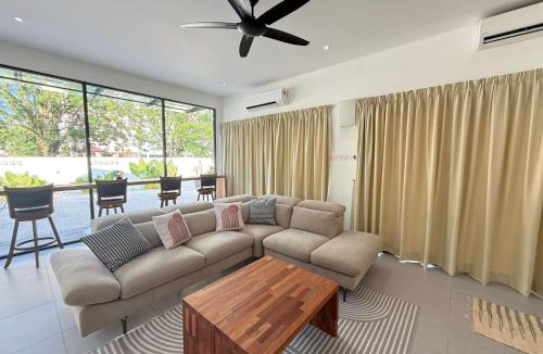 Pekan Melayu House | Mujito4 16PAX 4BR 1 Min To ECM KCM, BBQ PIT, PS4, Netflix