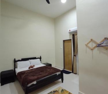 Hutan Kampung House | MUSLlM ONLY Pool Wifi 3 aircond room Hospital Sultanah Bahiyah
