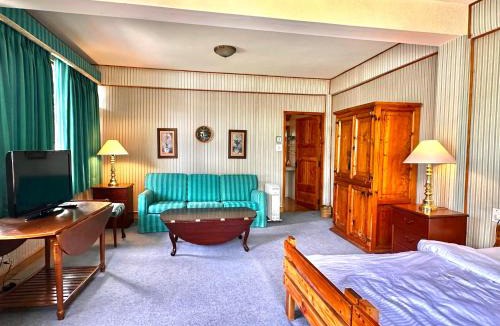 Manali Hotel | Nalagarh Outhouse by Edenhomes