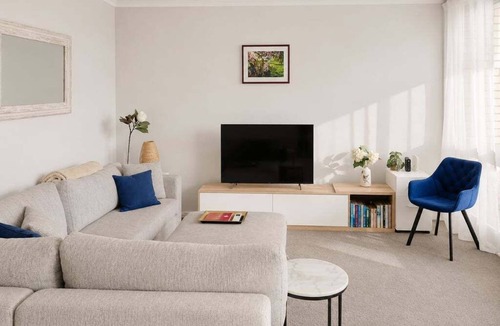Cremorne Apartment | NB102 - Cremorne Comfort | Leafy 2-Bed With Harbour Glimpses