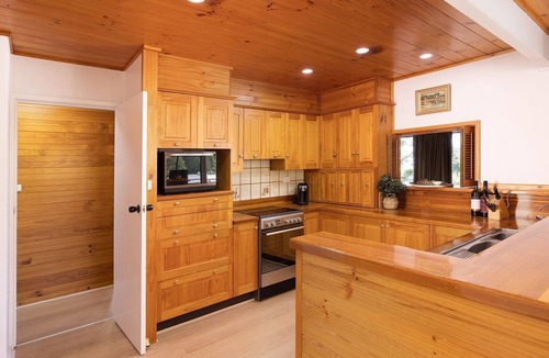 Nelson Bay House | Nelson on Nelson – walk to beach, sleeps 13, pet friendly