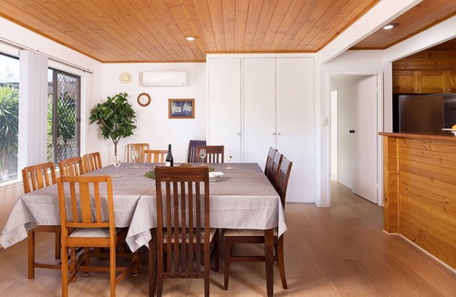 Nelson Bay House | Nelson on Nelson – walk to beach, sleeps 13, pet friendly