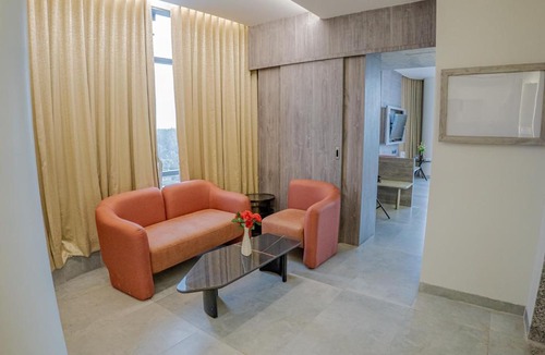 Petlad Hotel | Neonz Resort & Club