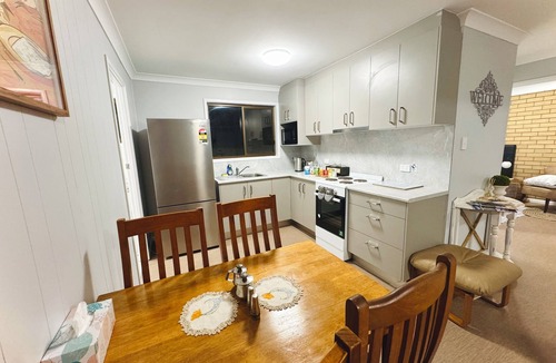Stanthorpe House | Nestled Next Door| Cozy Designer Unit, Peaceful, Close to everything