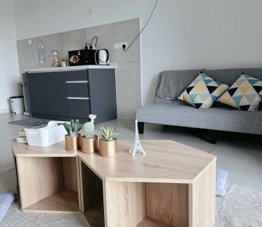 Kampung Puah Seberang Apartment | Netflix - City View Pano Studio with Skypool, Free parking and 5 mins to MRT