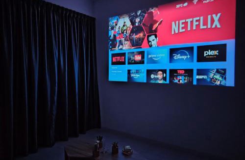 Kampung Puah Seberang Apartment | Netflix - City View Pano Studio with Skypool, Free parking and 5 mins to MRT