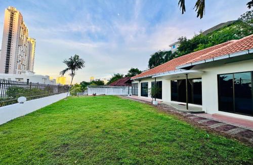 Tanjung Tokong House | (New) Beachside Antique Villa@14 pax