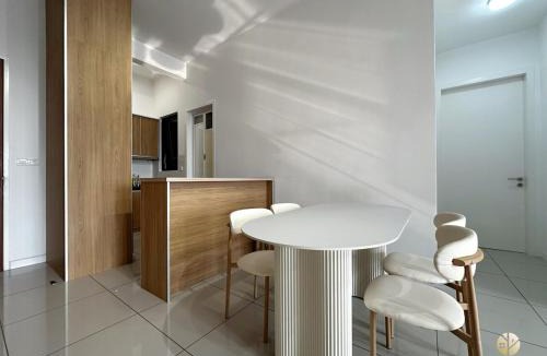 Bandar Puteri Puchong Apartment | NEW Le Pavilion Puchong 8-10pax 3R2B