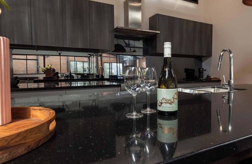 Newcastle West House | Newcastle CBD Penthouse | Spa & Entertainment