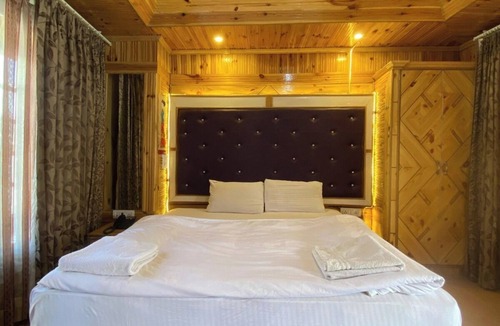 Leh Hotel | Nezer Hostel & Roof Top Cafe