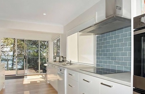 Summerland Point House | Niaroo Lakeside - Family Friendly Waterfront Home