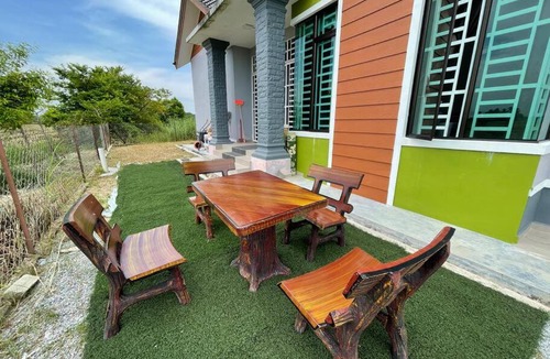 Wakaf Bharu House | Nice bungalow with view of paddy fields