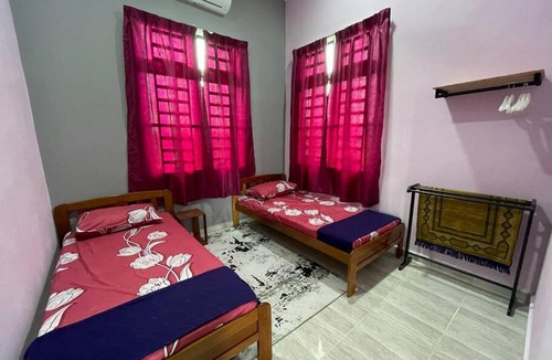 Wakaf Bharu House | Nice bungalow with view of paddy fields