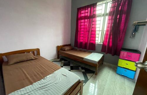 Wakaf Bharu House | Nice bungalow with view of paddy fields