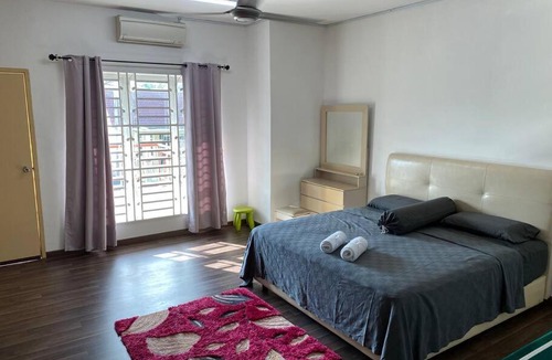 Baru Sikamat House | Nice Seremban 2 1/2 storey house with 4 rooms