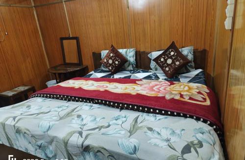 Dal Lake Boat Rental | Normandi group of Houseboats
