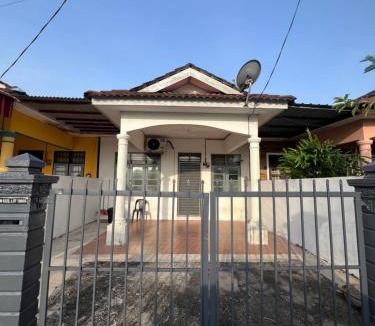 Kampung Gong Datok House | Novahaus4 Homestay Gong badak