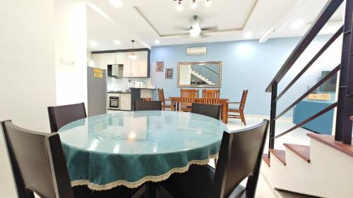 Tanjung Bungah Villa | Ocean 25 Shamrock Beach Big Group 6 Bedroom 5 Bathroom with Pool